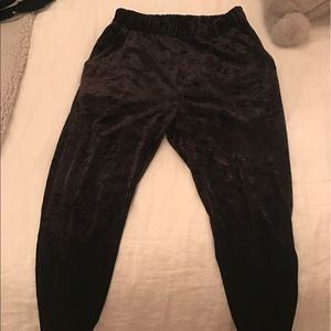 Capri Wrinkled Velvet Joggers (black)